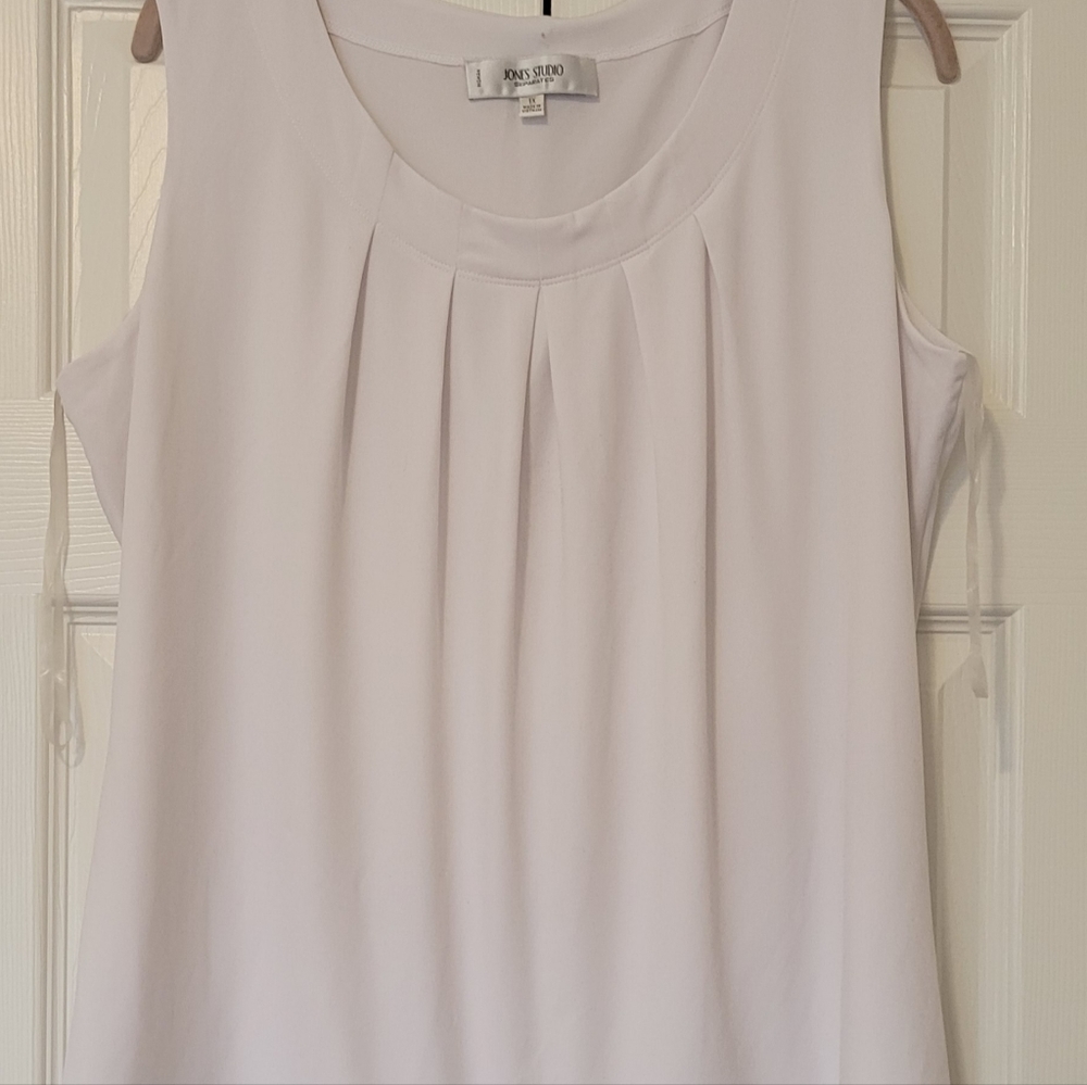 Jones Studio White Pleat Front Tank